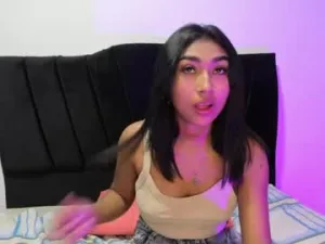_mia_hot01